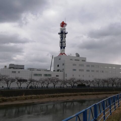 【間違情報】ある青森市内のテレビ局の壁に、人の顔が浮き出ているという噂が……ある。 テレビ表紙