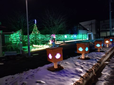 三戸町の路地裏に“ミニイルミ” 11ぴきのねこ像がいるポケットパークが幻想的 42540_0